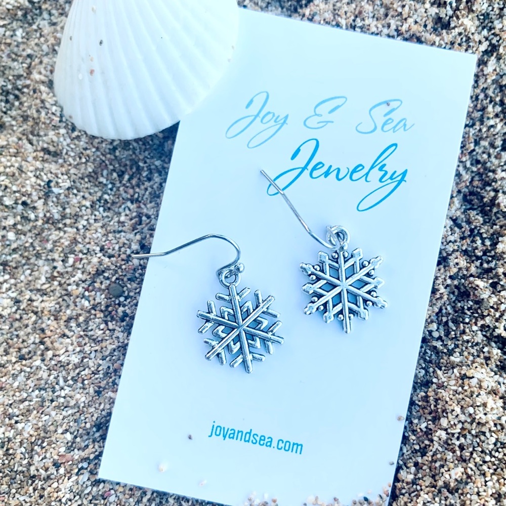 🌷3 For $25🌷 Snowflake Earrings - Picture 3 of 6